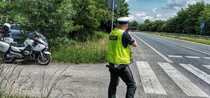 policjanci sprawują nadzór nad przejściami dla pieszych
