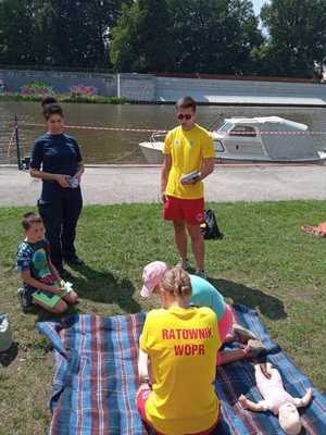 policjanci wspólnie z ratownikami WOPR na spotkaniu z dziećmi