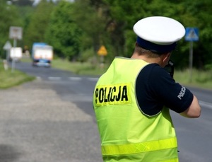 policjant podczas pomiaru prędkości