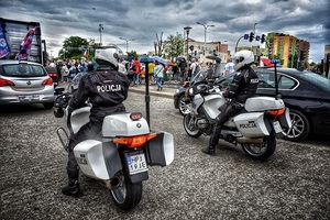 na zdjęciu dwóch policjantów na motocyklach