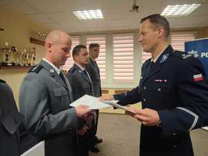 na zdjęciu Komendant Powiatowy Policji w Kędzierzynie-Koźlu wręcza akt mianowania na wyższy stopień funkcjonariuszowi
