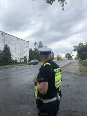 policjant obserwuje ruch drogowy