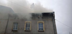 płonący budynek w Większycach na ul. Kozielskiej