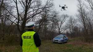 Policjanci kontrolują ruch przy wykorzystaniu drona