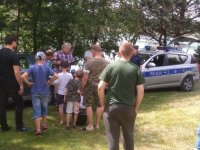 Policjanci rozmawiali przy akwenie z dziećmi o bezpieczeństwie nad wodą