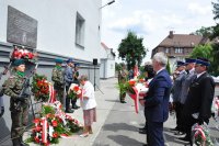 Obchody Wojewódzkich Dni Kultury Kresowej - delegacje składają kwiaty pod pomnikiem