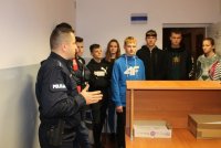 Policjanci pokazują uczniom pomieszczenie dla osób zatrzymanych