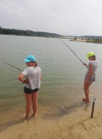 Dwie dziewczynki łowią ryby