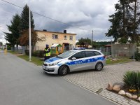 Policjant nadzoruje ruch na ul. Brzechwy w Kędzierzynie-Koźlu