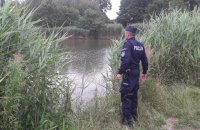 Policjant obserwuje rzekę