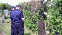 policjanci rozmawiają z działkowiczką o bezpieczeństwie w ogrodach działkowych