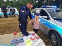 Policjant daje dziecku odblask