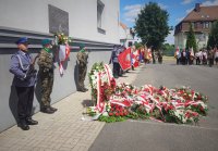 Kwiaty złożone pod tablicą upamiętniającą ofiary ludobójstwa ukraińskich nacjonalistów na Kresach