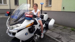 dziewczynka siedzi na motocyklu policyjnym