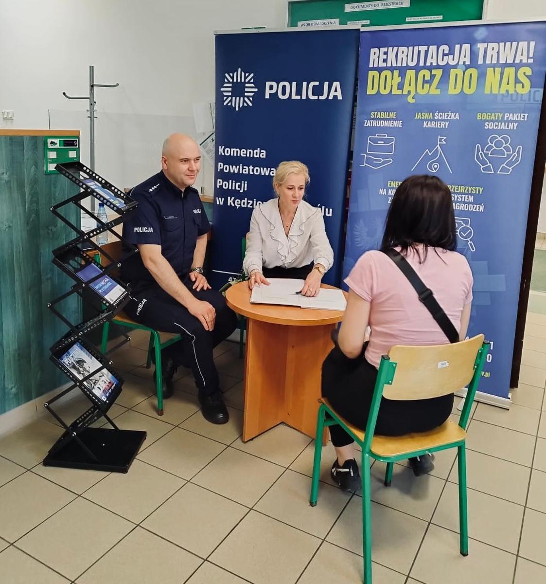 zdjęcie kolorowe: policjant podczas rozmowy z kobietą