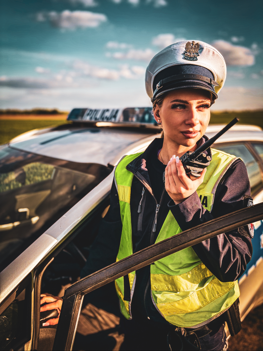 zdjęcie kolorowe: policjantka na służbie