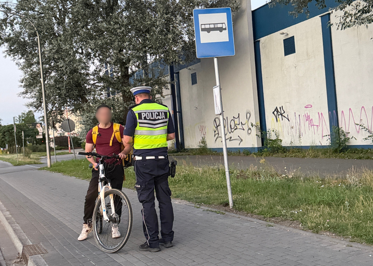 policjant i rowerzysta
