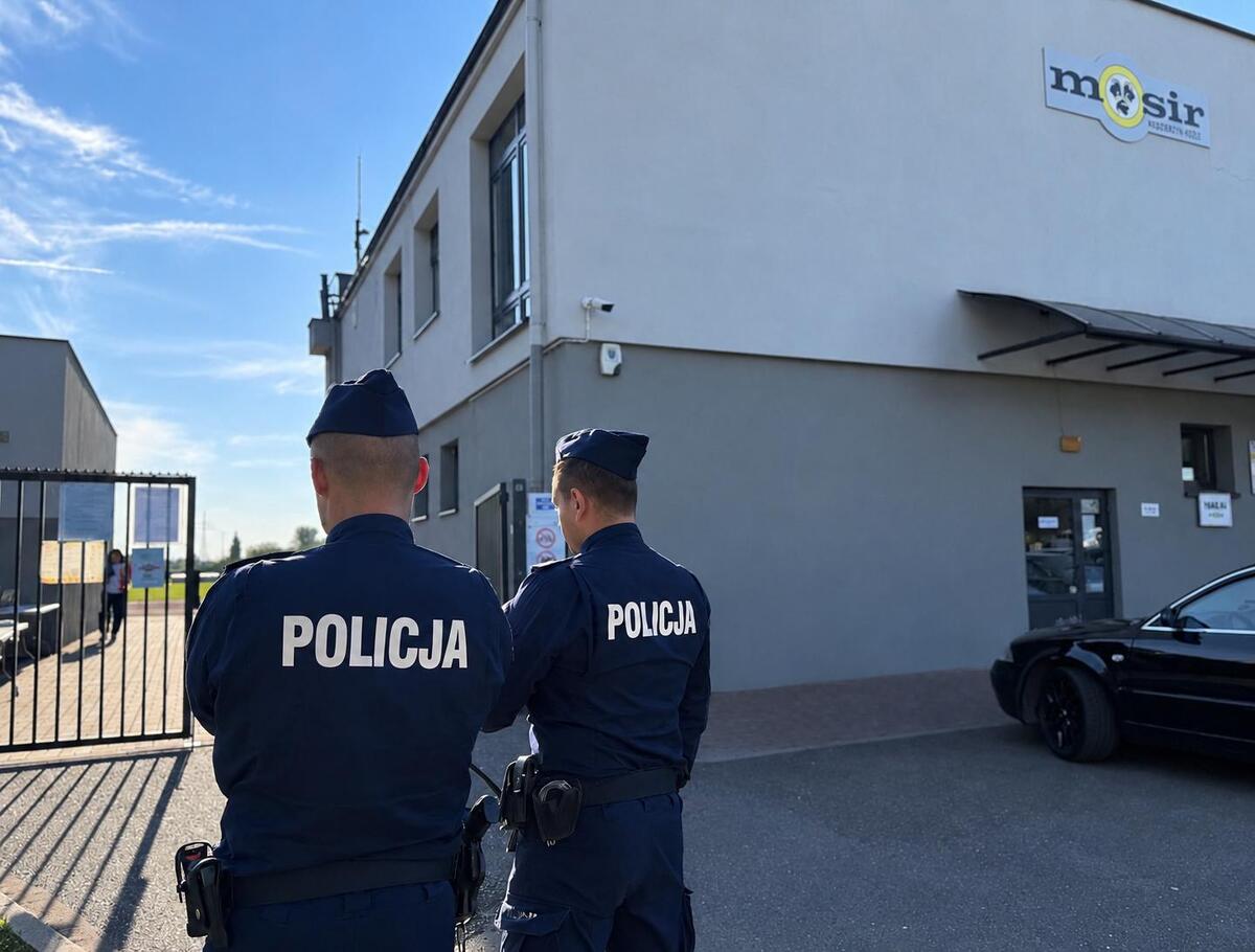 policjanci na zebezpiczeniu