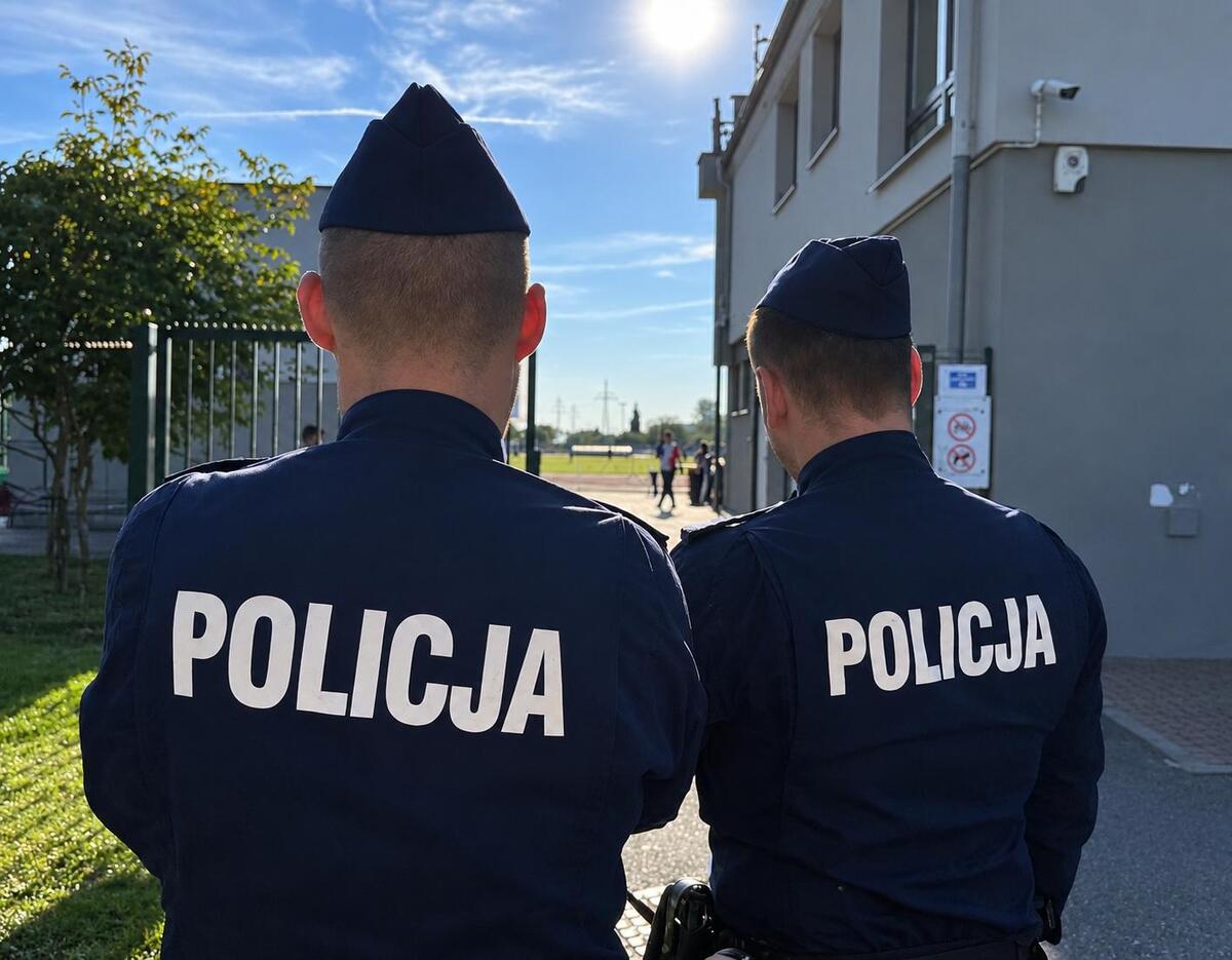policjanci na zebezpiczeniu