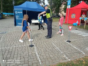 Policjanci uczą dzieci kierować ruchem drogowy