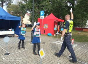 Policjanci uczą dzieci kierować ruchem drogowy