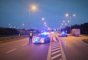 Policjanci na przy wjeździe na autostradę kontrolują trzeźwość kierowców