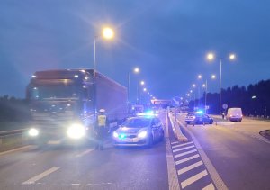 Policjanci na przy wjeździe na autostradę kontrolują trzeźwość kierowców