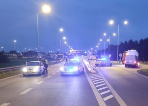 Policjanci na przy wjeździe na autostradę kontrolują trzeźwość kierowców