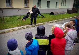 Policjanci na placu komendy rozmawiają z dziećmi o bezpieczeństwie