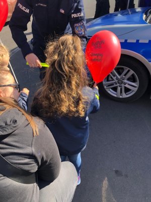 Policjanci rozmawiają z mieszkańcami przy policyjnym stoisku