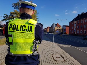 Policjanci kontrolują rowerzystów