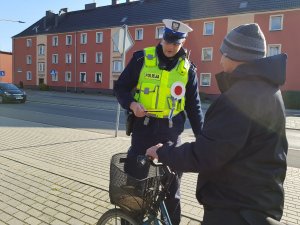 Policjanci kontrolują rowerzystów