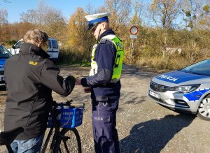 Policjanci kontrolują rowerzystów