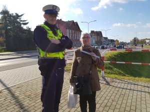 Policjanci kontrolują rowerzystów