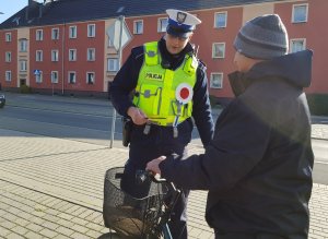 Policjanci kontrolują rowerzystów