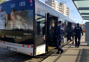 Policjanci w komunikacji miejskiej sprawdzają maseczki