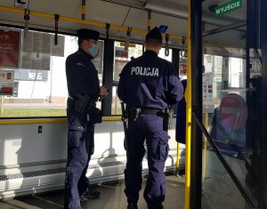 Policjanci w komunikacji miejskiej sprawdzają maseczki