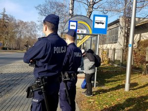 Policjanci w komunikacji miejskiej sprawdzają maseczki