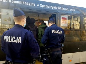 Policjanci w komunikacji miejskiej sprawdzają maseczki