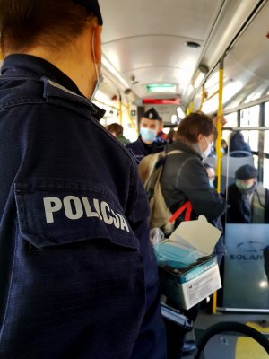 Policjanci w komunikacji miejskiej sprawdzają maseczki