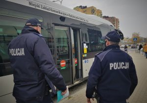 umundurowani policjanci wchodzą do autobusu