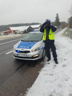 Policjanci kontrolują ruch na drodze