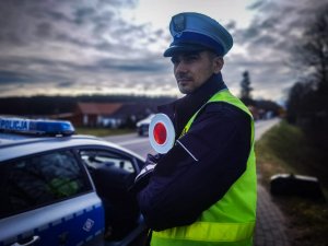 Policjanci kontrolują ruch na drodze