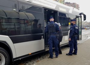 Policjanci kontrolują obostrzenia w komunikacji miejskiej