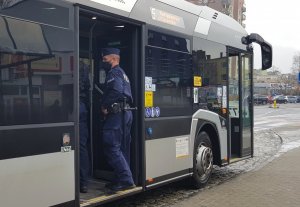 Policjanci kontrolują obostrzenia w komunikacji miejskiej