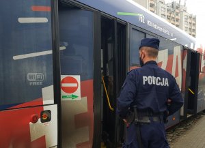 Policjanci kontrolują obostrzenia w komunikacji miejskiej