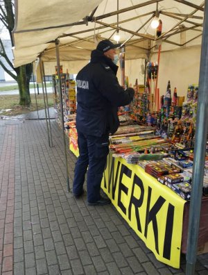 Policjant kontroluje stoisko z fajerwerkami