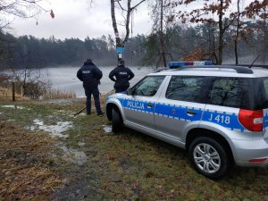 Policjanci kontrolują zamarznięte zbiorniki wodne