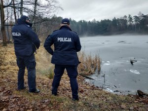 Policjanci kontrolują zamarznięte zbiorniki wodne