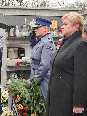 Komendant Powiatowy Policji w Kędzierzynie-Koźlu podinsp. Hubert Adamek i p.o. I Zastępcy Komendanta Powiatowego Policji w Kędzierzynie-Koźlu nadkom. Magdalena Pławiak-Woda oddali hołd zmarłemu